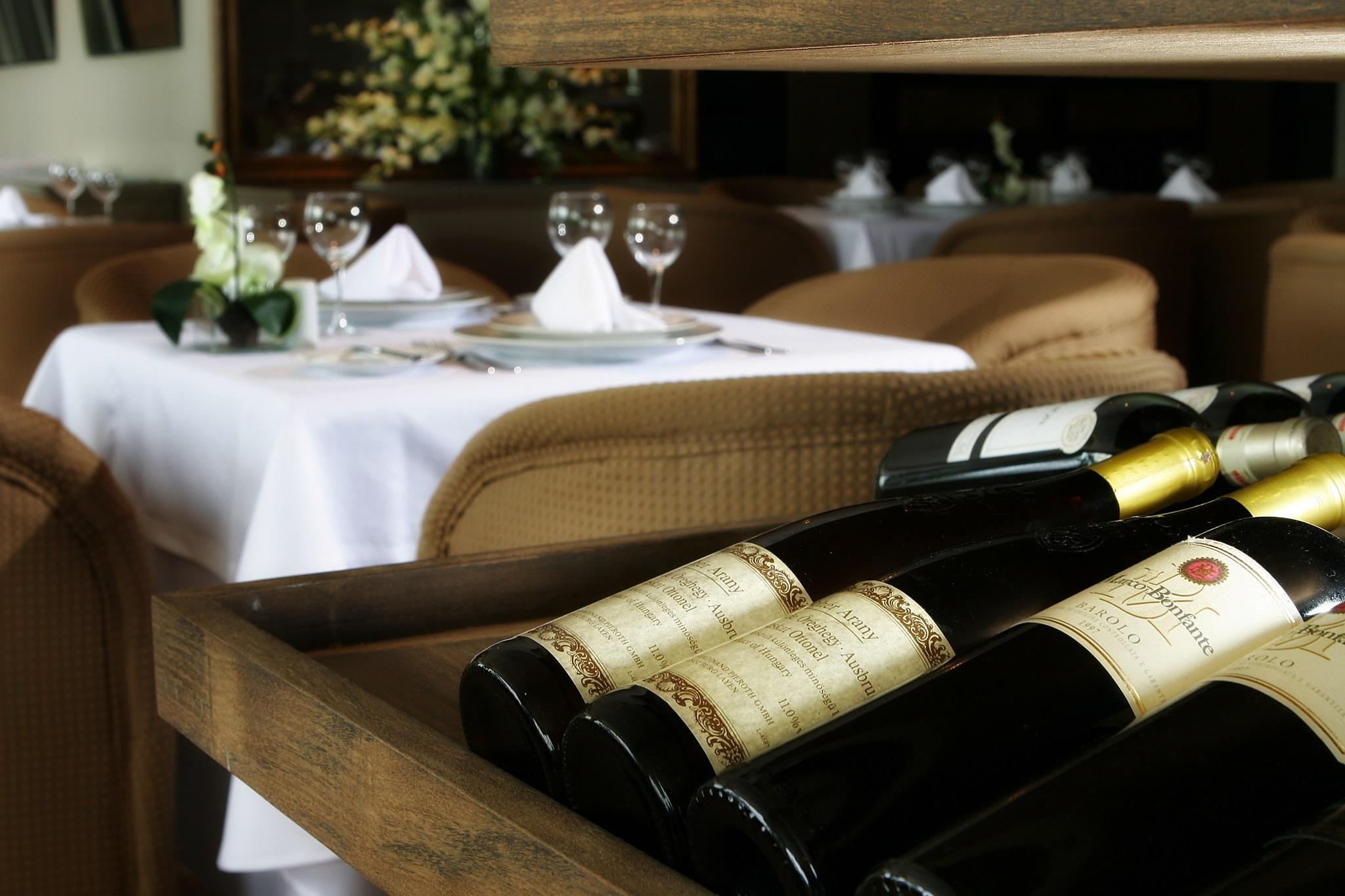 פורטאלזה Marina Park Hotel מראה חיצוני תמונה Wine bottles in a wine rack